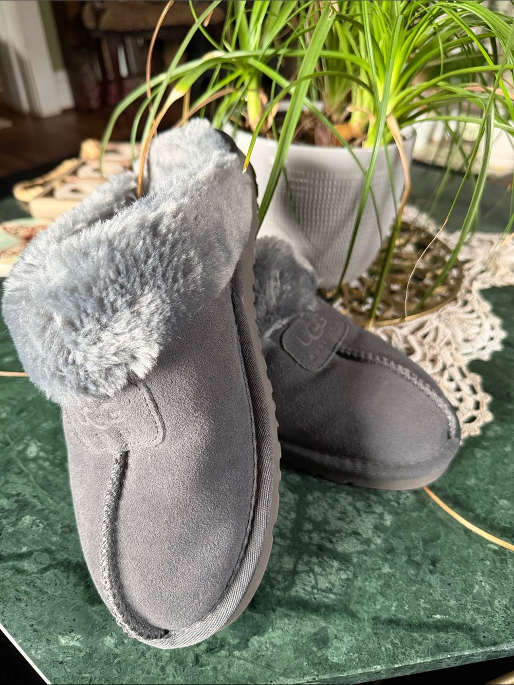 Ugg Slipper/Slip-On Shoes, Size Womens 10